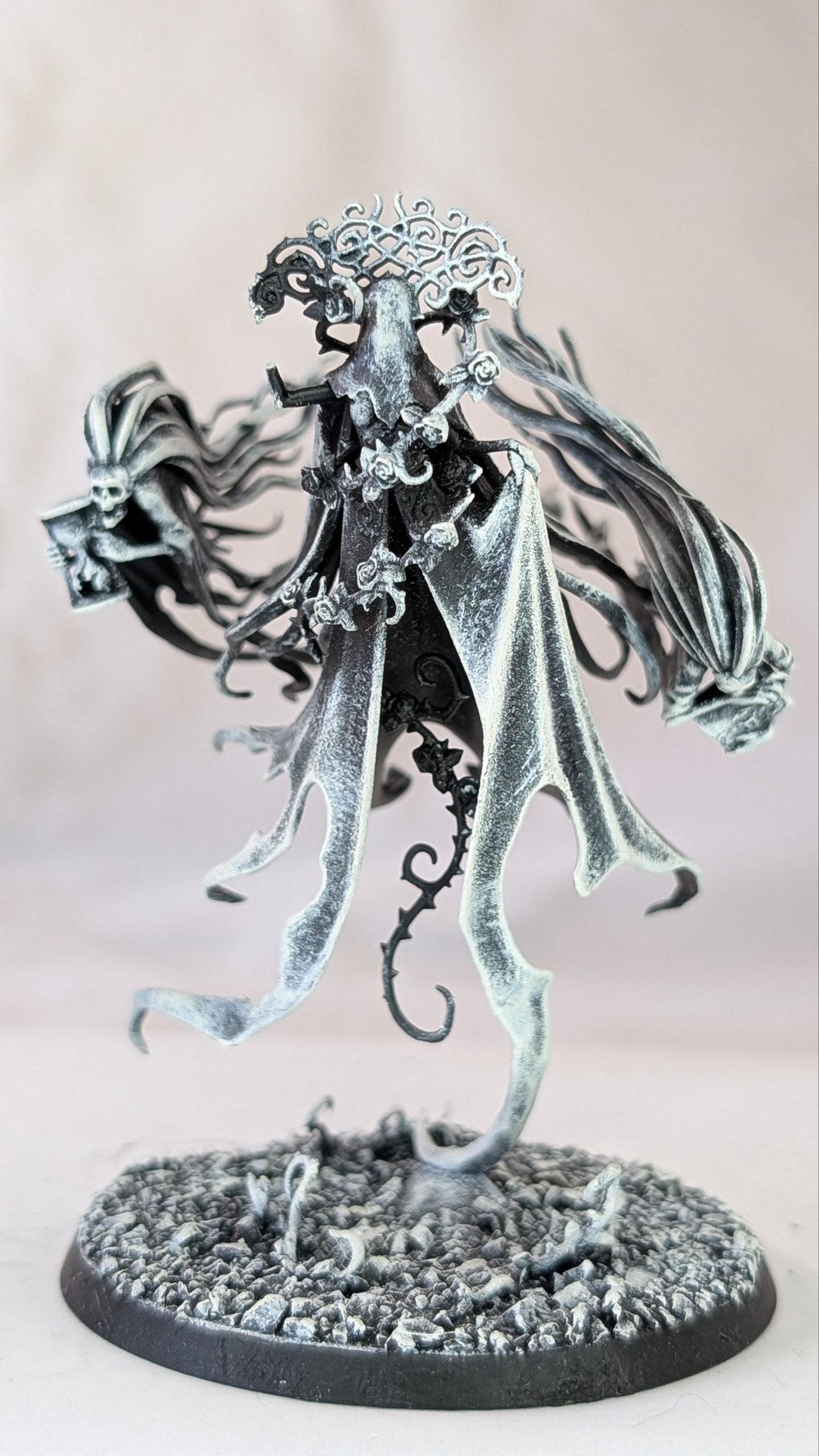 Lady Olynder Mortarch of Grief (Built Missing right hand)