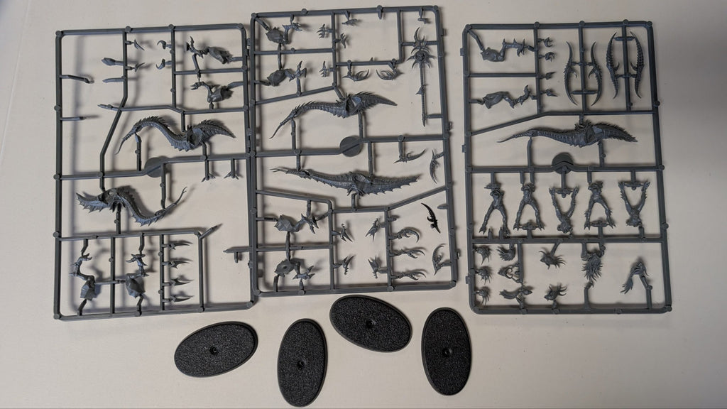 Seekers of Slaanesh (on Sprue, missing 1 head, 1 base, standard and box)