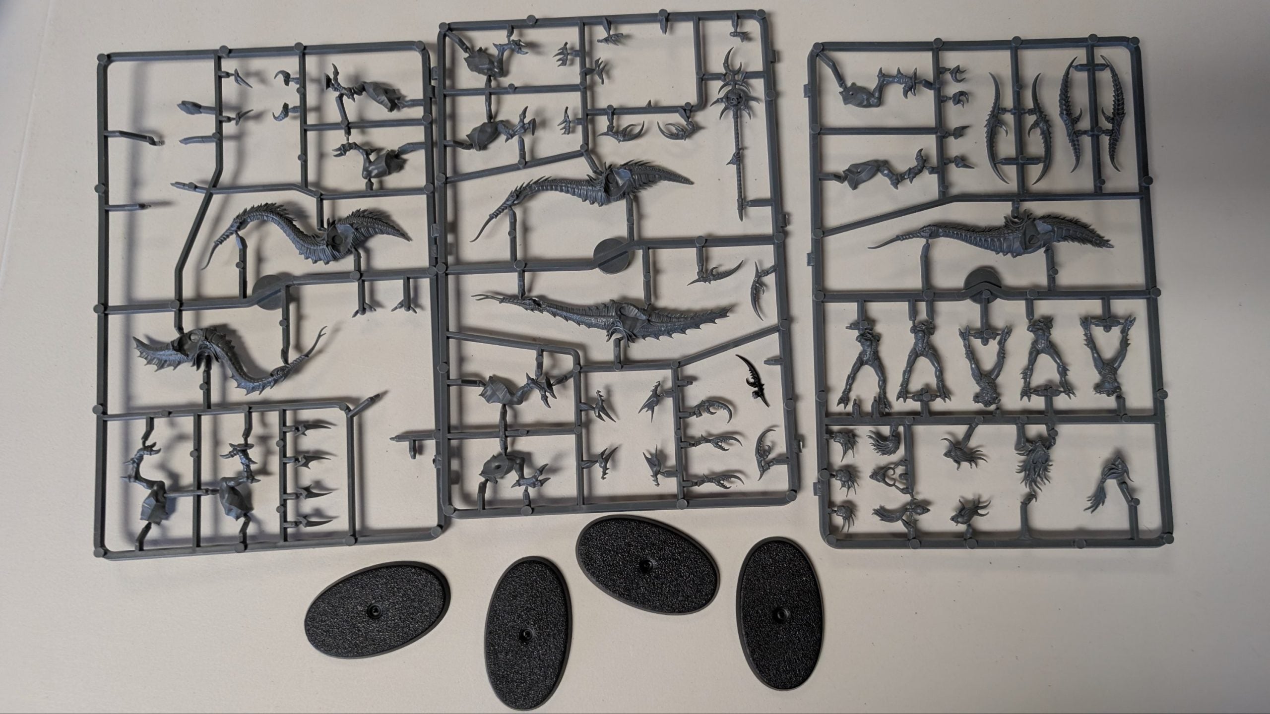 Seekers of Slaanesh (on Sprue, missing 1 head, 1 base, standard and box)