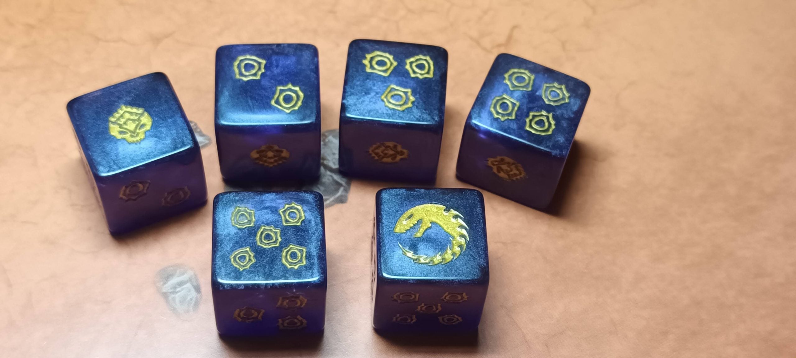 6 x 16mm D6 Blue with Gold Tyranid Dice