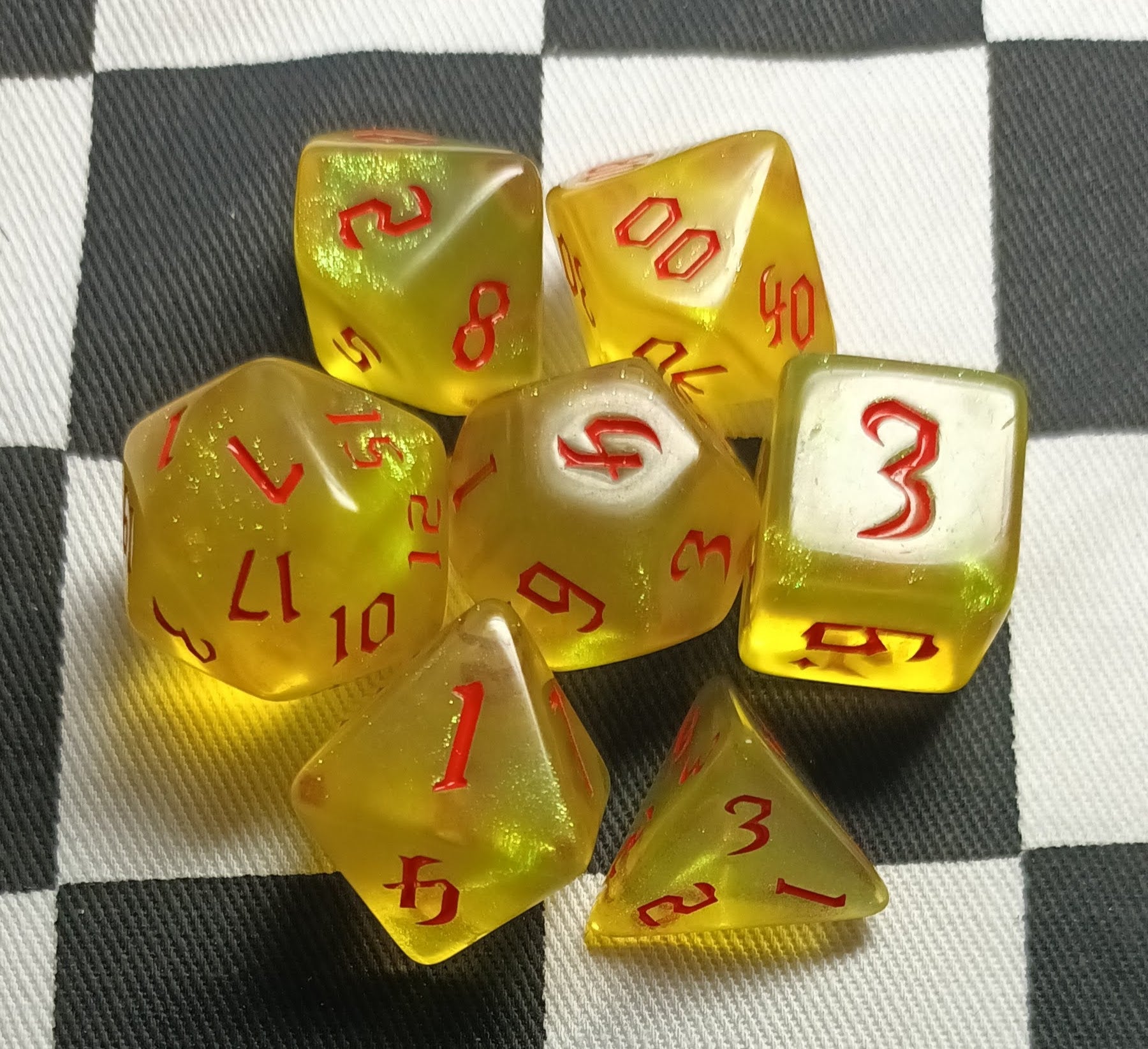 7 x Polyhedral Dice Chaos Glitter Yellow with Red