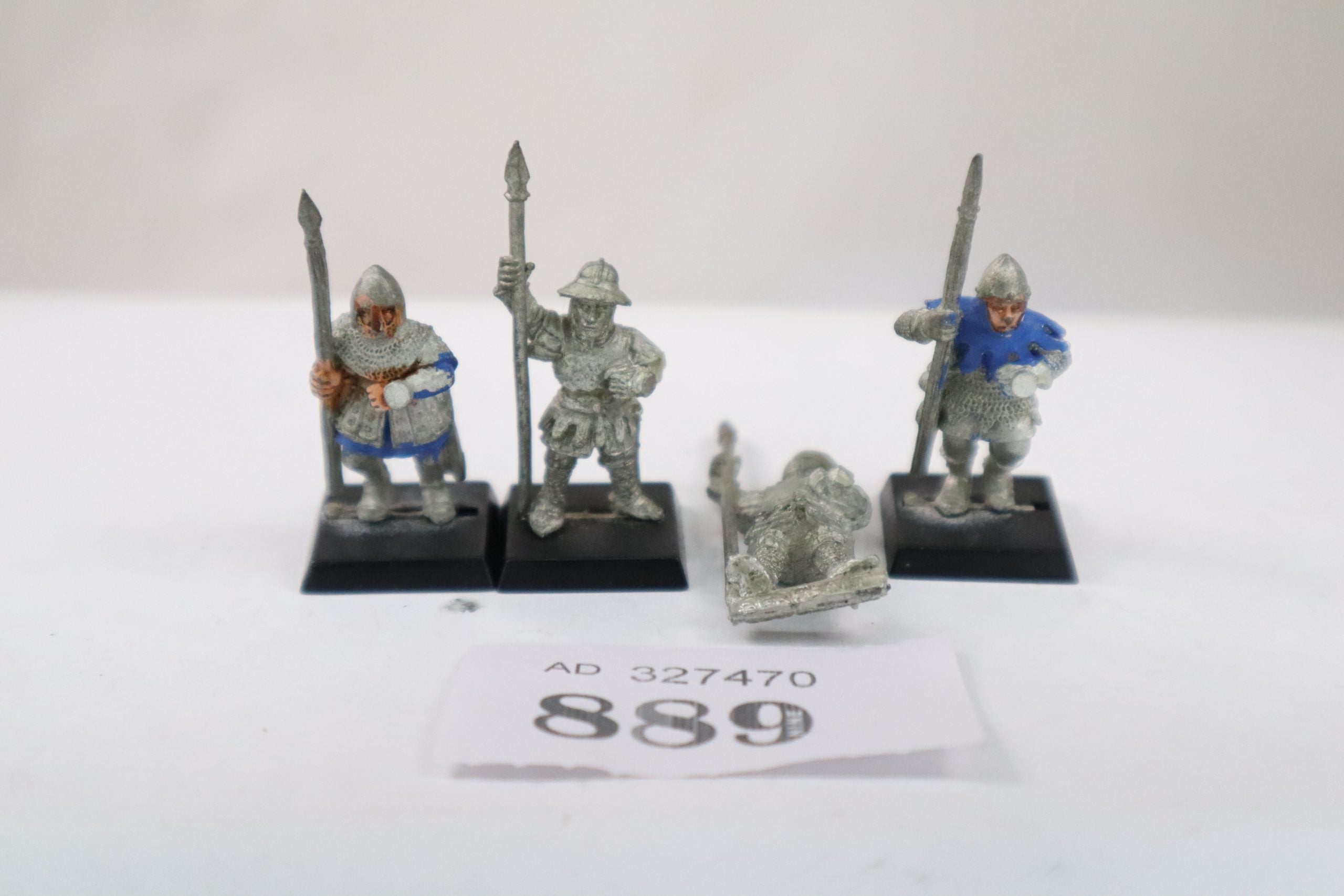 Bretonnian spearmen x 4 (missing 1 base)