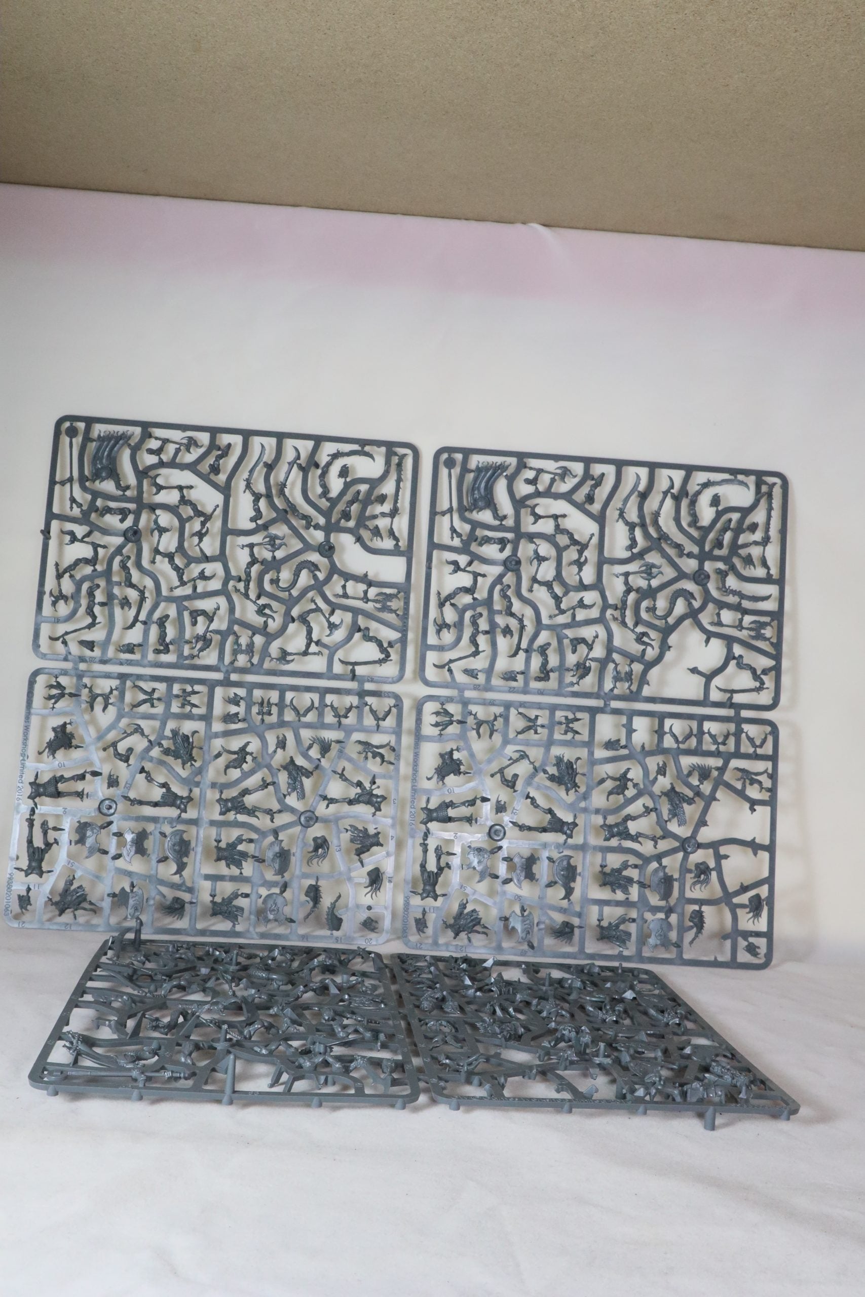 12 Tzangors on sprue