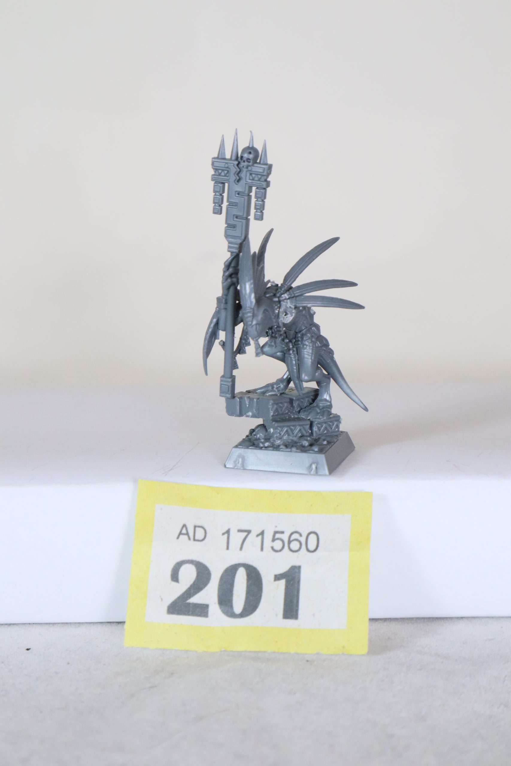 Skink Starpriest missing an arm