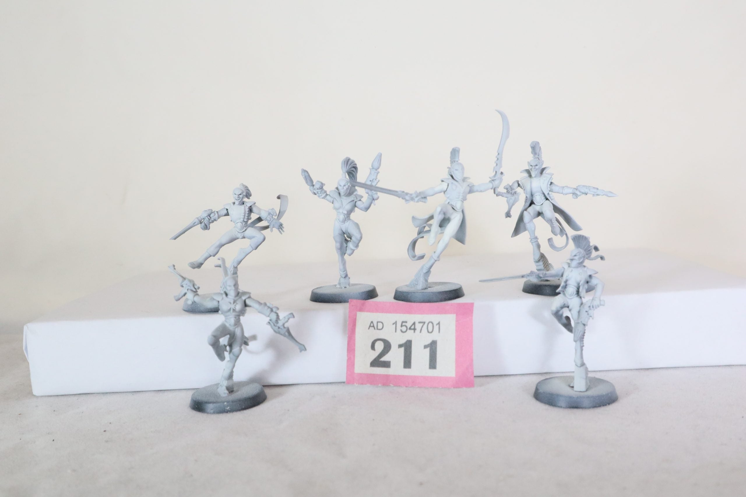 Harlequin Troupe magnetised arms