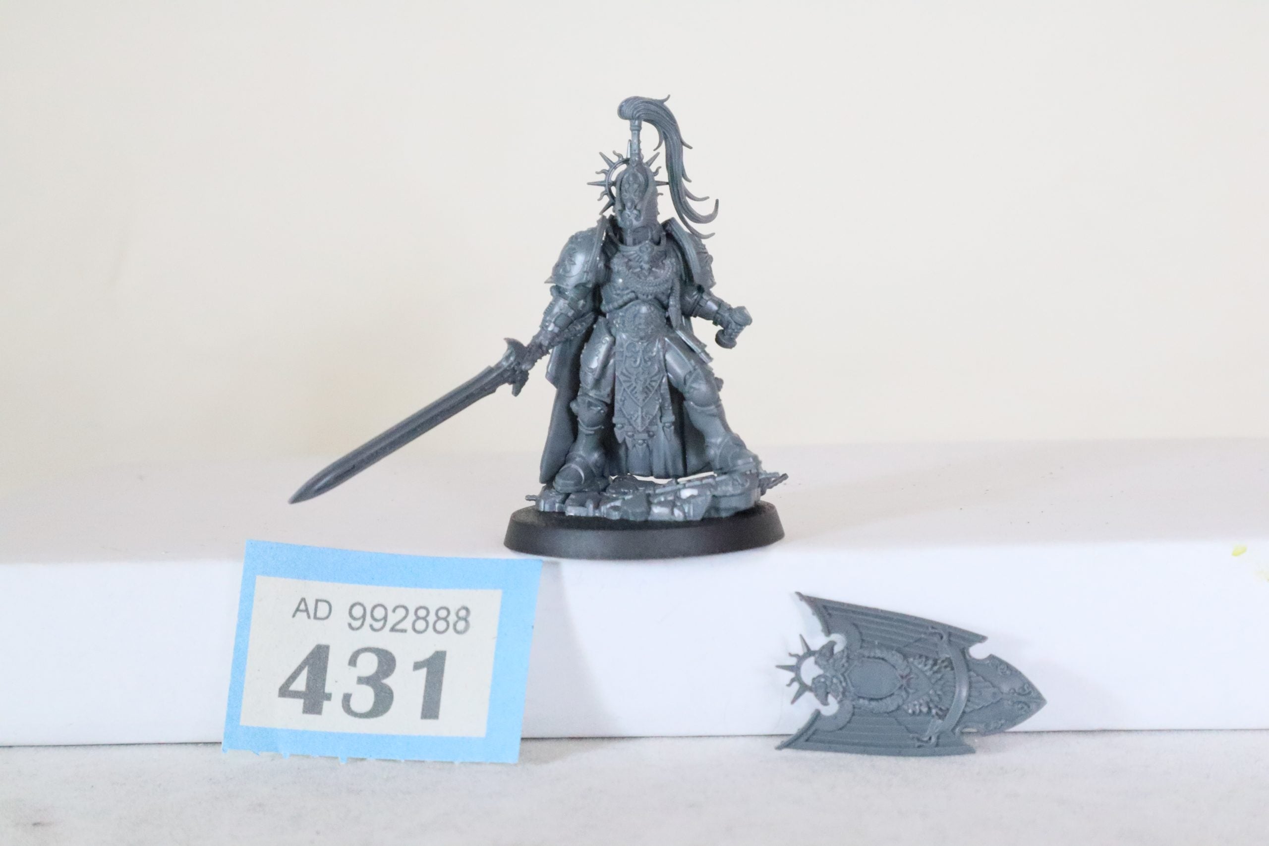 Space Marine Captain with relic sheild